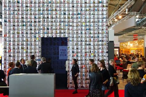  Frankfurter Buchmesse 2019: Kirjallisuuskriitikoiden ja kustantajien kiihtynyt debatti Berliinin muurin pudotuksesta