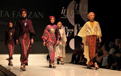 Jakarta Fashion Weekin 2018 huippuhetki: Modest Clothingin nousu ja sen vaikutus islamilaisen muodin globaaliin näkyvyyteen